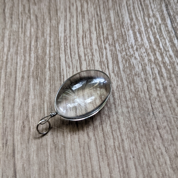 Dandelion seed resin pendant necklace - Picture 5 of 5